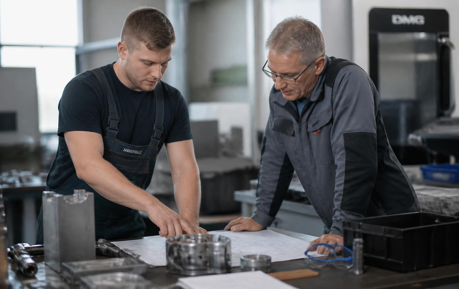 Technische Fachkräfte bei der Arbeit an einer Maschine